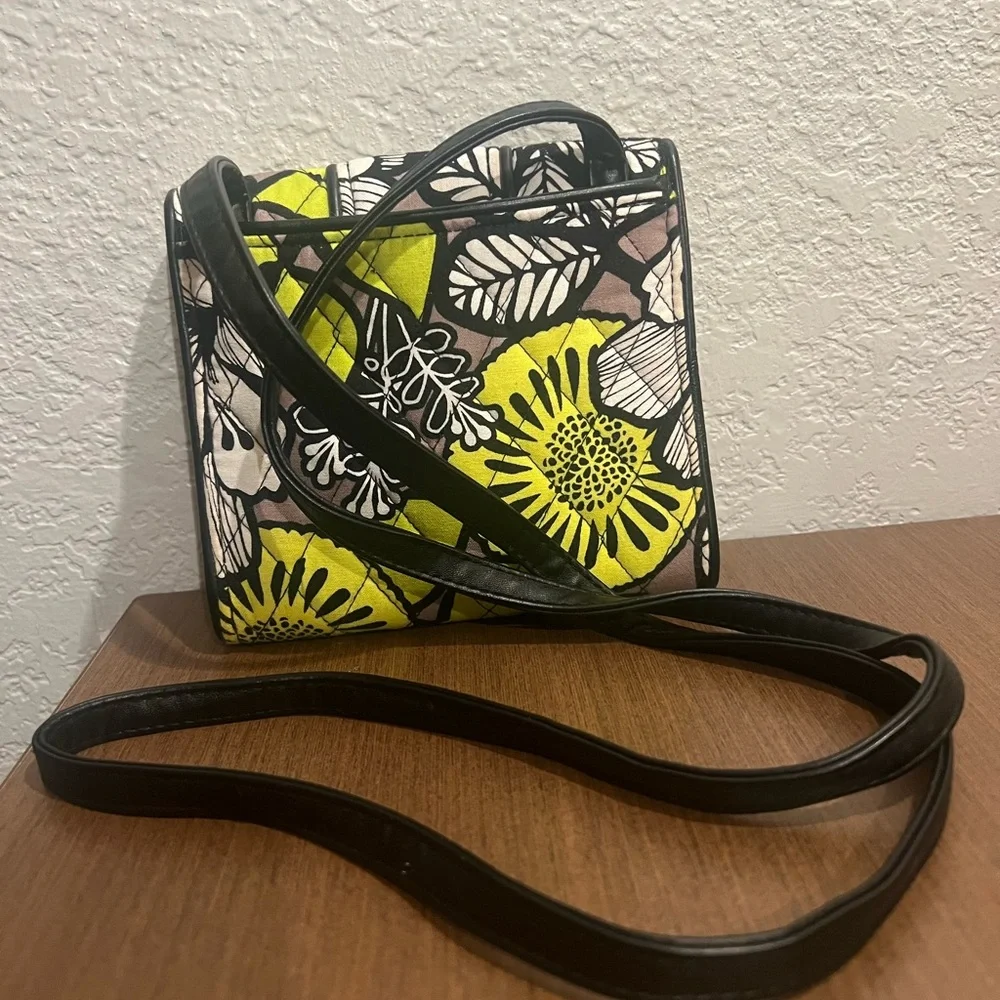 Vera Bradley Lime Green/Black small crossbody pocket in the back NWOT - Picture 2 of 4